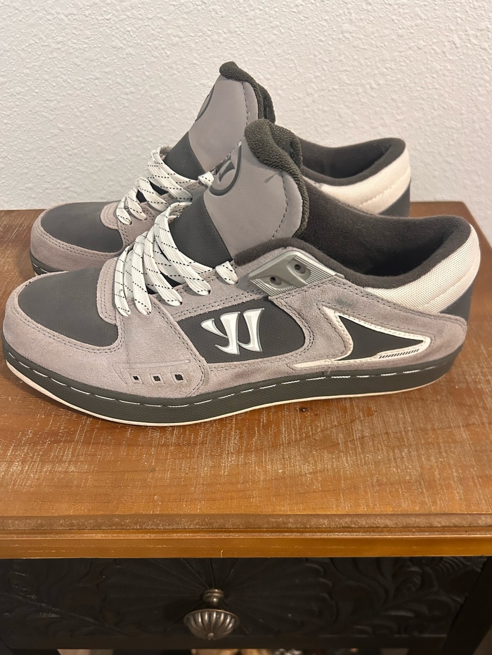 Warrior Hound Dog Sneakers – Gray/Black/White – Men’s Size 9
